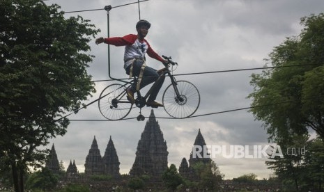 Pengunjung mencoba wahana sepeda gantung di kompleks Taman Wisata Candi Prambanan, Sleman, DI Yogyakarta, Selasa (26/12). 