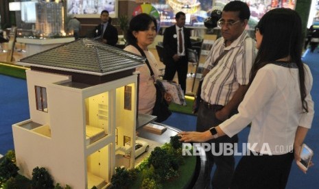  Pengunjung mendapat penjelasan mengenai properti perumahan dalam pameran properti Real Estate Indonesia di Jakarta, Rabu (19/4). 