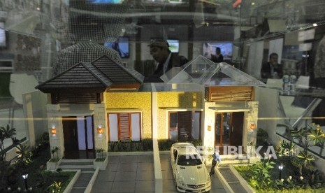 Pengunjung mendapat penjelasan mengenai properti perumahan dalam pameran properti Real Estate Indonesia di Jakarta, Rabu (19/4). 