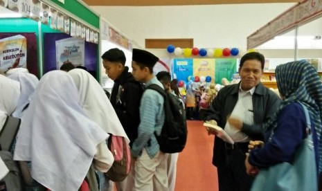 Pengunjung mendatangi stan Al-Mawardi di ajang Islamic Book Fair (IBF) 2017 yang digelar di JCC, Jakarta, tahun lalu. IBF 2018 akan digelar di JCC, 18-22 April 2018.