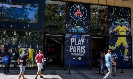 Pengunjung mendatangi toko pernak-pernik Paris Saint-Germain di Paris, Rabu (3/8).