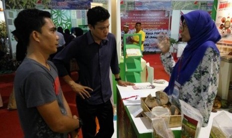 Pengunjung mendengar penjelasan tentang kelapa kopyor di stand  Badan Litbang Pertanian Pameran Indoor PENAS XV Aceh  