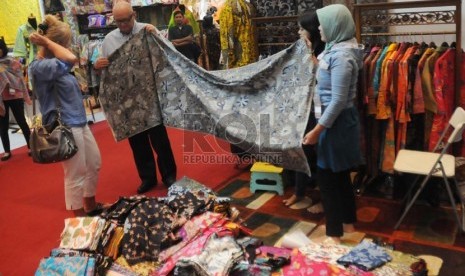  Pengunjung mengamati aneka hasil kerajinan yang dijual dalam pameran kerajinan Inacraft 2013 di Jakarta Convention Center (JCC), Jakarta, Rabu (24/4).(Republika/Aditya Pradana Putra)