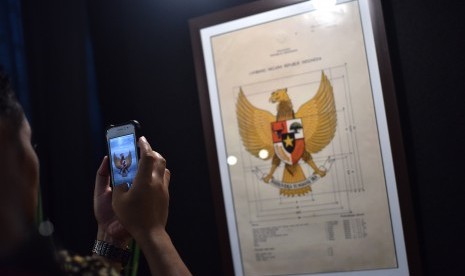 Pengunjung mengamati arsip lahirnya Pancasila yang dipamerkan di Museum Nasional, Jakarta, Jumat (2/6). 