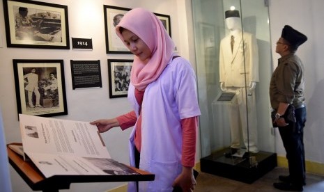 Pengunjung mengamati benda koleksi di sela-sela peresmian Museum WR Supratman, di Jalan Mangga, Tambaksari, Surabaya, Jawa Timur, Sabtu (10/11/2018). Museum WR Supratman diresmikan Wali Kota Surabaya Tri Rismaharini tepat pada Hari Pahlawan. 