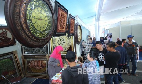 Pengunjung mengamati bermacam produk pada Bandung Santripreneur Fest 2019 (BSF) di halaman Gedung Sate, Kota Bandung, Ahad (28/4).(Republika/Edi Yusuf)