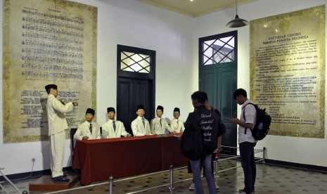 Pengunjung mengamati diorama W.R Soepratman di Museum Sumpah Pemuda, Jakarta Pusat, Jumat (26/10/2018).