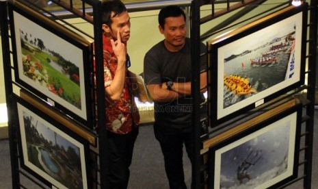 Pengunjung mengamati foto-foto karya pameran wisata Kepulauan Riau (Kepri) 