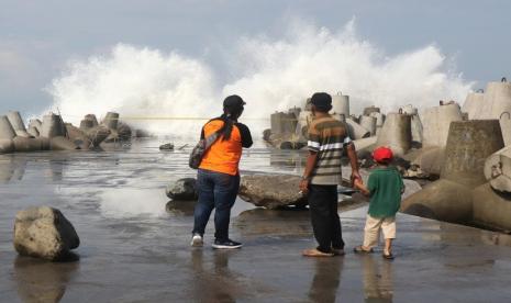 Pemkab Kulon Progo Bangun Plaza Kuliner Pantai Glagah Kulon. Foto: Pengunjung mengamati gelombang tinggi di Pantai Glagah, Kulon Progo, DI Yogyakarta.