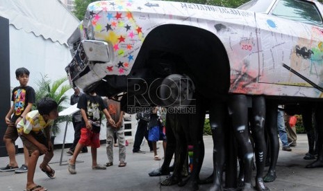  Pengunjung mengamati hasil karya industri kreatif dalam acara Pekan Produk Kreatif Indonesia (PPKI) 2012 di Epicentrum Kuningan, Jakarta, Rabu (21/11). (Republika/Aditya Pradana Putra)