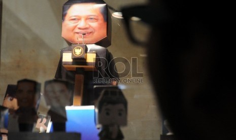  Pengunjung mengamati hasil karya industri kreatif lampu boneka kerta Presiden Susilo Bambang Yudhoyono dalam acara Pekan Produk Kreatif Indonesia (PPKI) 2012 di Epicentrum Kuningan, Jakarta, Rabu (21/11).  (Republika/Aditya Pradana Putra)