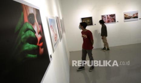 Pengunjung mengamati karya yang dipamerkan saat pameran fotografi internasional bertajuk Borderless di Galeri Katamsi, Institut Seni Indonesia (ISI) Yogyakarta, Bantul, D.I Yogyakarta, Senin (13/9/2021). Pameran yang menampilkan berbagai genre fotografi karya 118 fotografer dari 66 negara yang tergabung dalam Photographic Society of America (PSA) serta 55 fotografer dari Akademisi ISI Yogyakarta itu berlangsung hingga 19 September 2021.