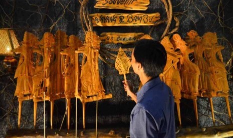 Pengunjung mengamati kerajinan Wayang Klitik saat pameran produk Usaha Kecil Menengah (UKM) di Kudus, Jawa Tengah.