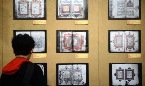 Pengunjung mengamati mushaf Alquran kuno yang dipamerkan di Gedung Bayt Al-Qur'an, Jakarta, Rabu (6/11).    (Republika/Agung Supriyanto)