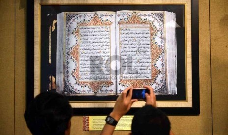  Pengunjung mengamati mushaf Alquran kuno yang dipamerkan di Gedung Bayt Al-Qur'an, Jakarta, Rabu (6/11).    (Republika/Agung Supriyanto)