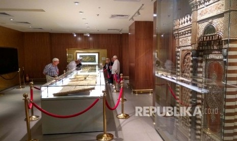 Pengunjung mengamati koleksi Alquran di Museum Alquran Madinah, Arab Saudi. 