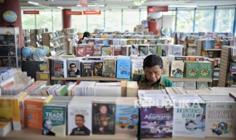 Pengunjung mengamati koleksi buku di Toko Buku Gunung Agung, Jakarta, Senin (22/5/2023). Toko Agung merupakan salah satu perintis toko buku dan alat tulis di Indonesia yang sudah berdiri sejak tahun 1953. Akibat dari kerugian operasional yang berdampak pada perusahaan,  PT GA Tiga Belas atau Toko Buku Gunung Agung berencana akan menutup semua tokonya pada akhir tahun ini. Saat ini Toko Buku Agung tersisa hanya lima toko yang tersebar di beberapa daerah seperti Surabaya, Gresik, Magelang, Bogor, Bekasi dan Jakarta.