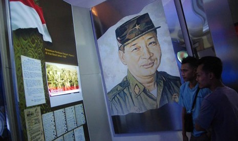   Pengunjung mengamati koleksi Museum Memorial HM Soeharto di Kemusuk, Argomulyo, Sedayu, Bantul, Yogyakarta.