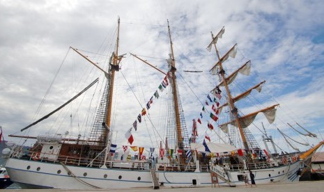 Pengunjung mengamati KRI Dewaruci saat acara Openship di dermaga Teluk Bayur, Padang, Sumatera Barat, Jumat (15/4). 