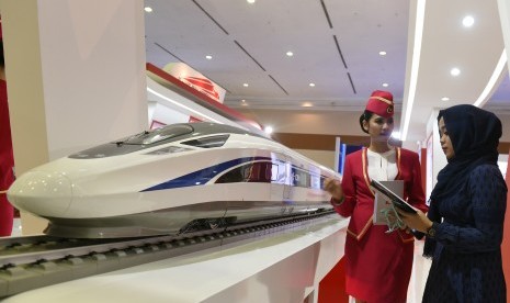 Pengunjung mengamati maket kereta cepat Jakarta-Bandung saat Indonesia Bussiness and Development Expo 2016 di Jakarta Convention Center (JCC), Jakarta, Kamis (8/9). 