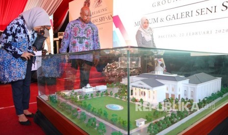 Pengunjung mengamati maket Museum dan Galeri Seni SBY-ANI di Pacitan, Jawa Timur, Sabtu (22/2/2020).