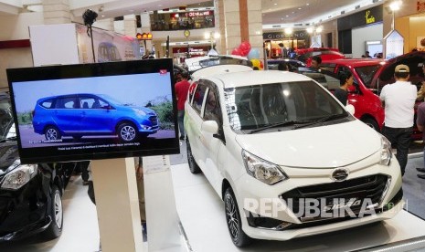 Pengunjung mengamati mesin mobil Daihatsu Sigra pada peluncuran Astra Daihatsu Sigra, di Istana Plaza, Kota Bandung, Jumat (12/8).  (Republika/Edi Yusuf)