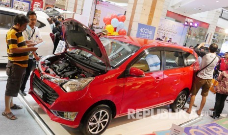 Pengunjung mengamati mesin mobil Daihatsu Sigra pada peluncuran Astra Daihatsu Sigra, di Istana Plaza, Kota Bandung, Jumat (12/8).  (Republika/Edi Yusuf)