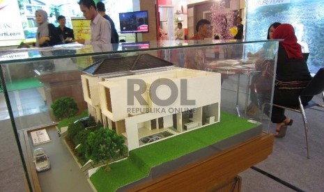 Pengunjung mengamati miniatur rumah pada pameran 