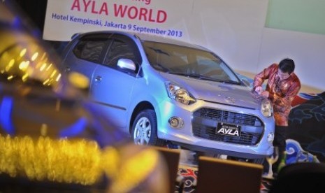 Pengunjung mengamati mobil Astra Daihatsu Ayla saat acara peluncurannya di Jakarta, Senin (9/9). Astra Daihatsu Ayla termasuk dalam Low Cost Green Car (LCGC), bermesin silinder 980-1200, dengan konsumsi bahan bakar 20 km per liter, dipasarkan di Indonesia 