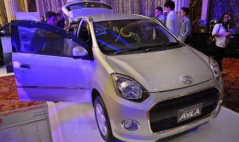 Pengunjung mengamati mobil Astra Daihatsu Ayla saat acara peluncurannya di Jakarta, Senin (9/9). Astra Daihatsu Ayla termasuk dalam Low Cost Green Car (LCGC), bermesin silinder 980-1200, dengan konsumsi bahan bakar 20 km per literPengunjung mengamati mobil