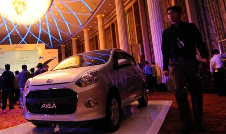 Pengunjung mengamati mobil Daihatsu Ayla yang diluncurkan di Jakarta, Senin (9/9). 