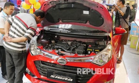 Pengunjung mengamati mobil Daihatsu Sigra pada peluncuran Astra Daihatsu Sigra, di Istana Plaza, Kota Bandung, Jumat (12/8). Penjualan Daihatsu naik 22,2 persen dibandingkan pada bulan November 2021. 