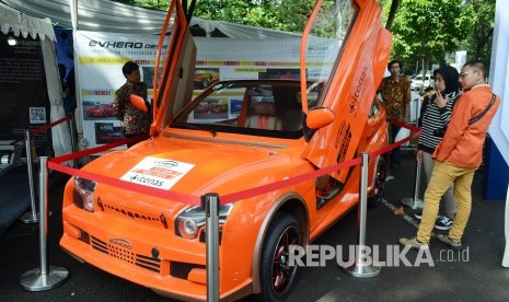 Pengunjung mengamati mobil listrik Evhero karya mahasiswa Itenas pada Gebyar Energi Juara 2019, di Halaman parkir Gedung Sate, Kota Bandung, Selasa (9/4).