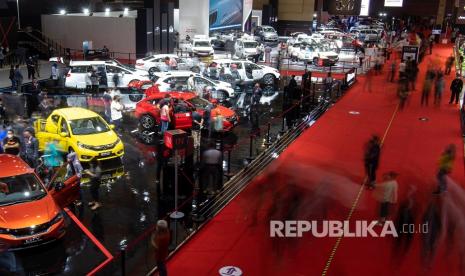 Pengunjung mengamati mobil-mobil yang dipamerkan dalam IIMS Hybrid 2021 di JiExpo Kemayoran, Jakarta, Ahad (18/4/2021). Kementerian Keuangan sedang mengkaji usulan harga penjualan kendaraan roda empat di bawah Rp 250 juta tidak dikenai pajak penjualan atas barang mewah ditanggung pemerintah (PPnBM).