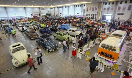 Pengunjung mengamati mobil volkswagen (VW) yang dipamerkan saat acara Jogja Volkswagen Festival (JVWF) 2015 di Jogja Expo Centre, Yogyakarta, Sabu (21/11).