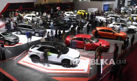 Pengunjung mengamati mobil yang dipamerkan pada Indonesia International Motor Show (IIMS) Hybrid 2022 di JIExpo Kemayoran, Jakarta, Sabtu (9/4/2022). Pameran otomotif yang dipadati pengunjung jelang penutupan pada Minggu (10/4/2022) tersebut diharapkan mampu mendorong kebangkitan industri otomotif yang terimbas pandemi COVID-19. 