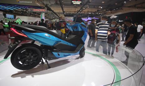 Pengunjung mengamati motor listrik Alva One yang dipamerkan pada ajang pameran otomotif Gaikindo Indonesia International Auto Show (GIIAS).