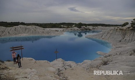 Pengunjung mengamati pemandangan Danau Kaolin di Kobak, Bangka Tengah, Bangka Belitung, Minggu (22/10). Wisata danau yang tercipta akibat kegiatan penambangan kaolin tersebut merupakan salah satu destinasi wisata favorit di Bangka Belitung. 