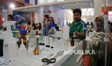 Pengunjung mengamati peralatan laboratorium di pameran LAB Indonesia di Jakarta, Rabu (13/4). (Republika/Darmawan)