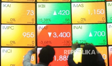 Pengunjung mengamati pergerakan Indeks Harga Saham Gabungan (IHSG) pada layar pergerakan saham di Gedung Bursa Efek Indonesia (BEI) Jakarta. ilustrasi