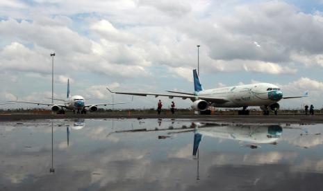 Pesawat parkir di Hanggar GMF AeroAsia Bandara Soekarno Hatta, Tangerang, Banten, Selasa (8/12). PT Garuda Maintenance Facility Aero Asia Tbk (GMF) menandatangani nota kesepahaman dengan PT Angkasa Pura (AP) I (Persero). 