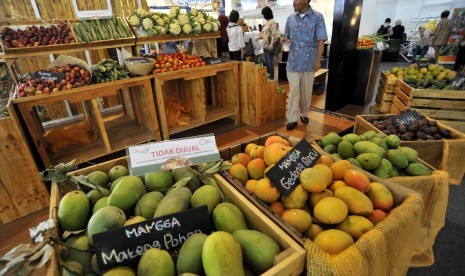 Pengunjung mengamati produk dalam Pameran Pangan Nusantara dan Pameran Produk Dalam Negeri (PPN-PPDN) 2015 di Lapangan Banteng, Jakarta, Jumat (6/11). 