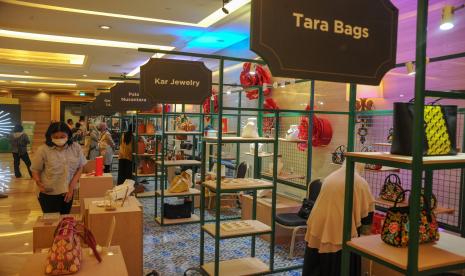 Pengunjung mengamati produk fesyen saat pameran UKM Pekan Kerajinan Jawa Barat. Pemerintah Kota Bandung melalui Dinas Koperasi dan Usaha Kecil Menengah (DKUKM) siap mengucurkan bantuan langsung tunai (BLT) kepala sekitar 5.000 pelaku usaha mikro non formal. Kepala DKUKM Atet Dedi Handiman mengatakan, Pemkot Bandung telah menyiapkan Rp 2,3 miliar yang akan disalurkan paling lambat mulai Oktober tahun ini. 