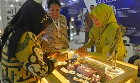 Pengunjung mengamati produk perhiasan di salah satu stan ketika pameran produk perdagangan di sela KTT Indian Ocean Rim Association (IORA) di JCC Senayan, Jakarta, Senin (6/3).