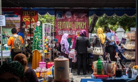 Pengunjung mengamati produk UMKM yang dipamerkan saat acara Festival UMKM Sleman 2018 di halaman rumah dinas Bupati Sleman, Sleman, DI Yogyakarta, Kamis (9/11/2018). 