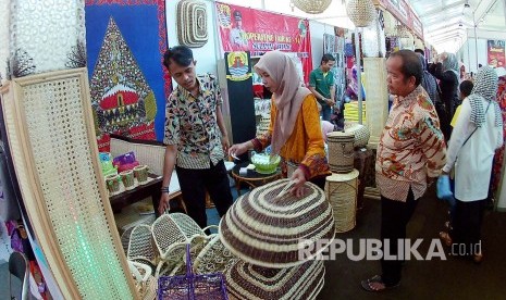 Pengunjung mengamati produk unggulan UMKM di stand Kabupaten Cirebon pada acara Cooperative Fair 14 Jabar 2017 di Metro Indah Mall, Jalan Sukarno Hatta, Kota Bandung, Ahad (13/8). 