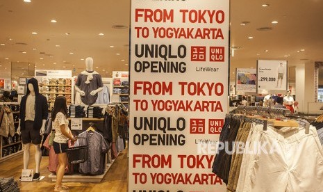 Uniqlo di Hartono Mall, Sleman, DI Yogyakarta. Uniqlo kembali menjalin kerja sama dengan Jil Sander, perancang kelahiran Jerman yang berpartisipasi di Milan Fashion Week sejak 1980-an.