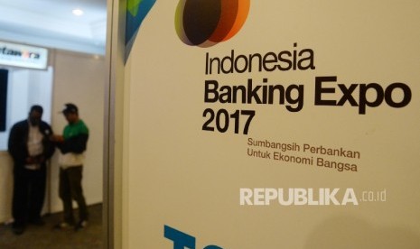  Pengunjung mengamati salah satu booth dalam acara Indonesia Banking Expo (IBEX) 2017 di JCC Senayan, Jakarta, Selasa (19/9). 