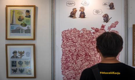 Pengunjung mengamati sejumlah karya komik dalam Pameran Komik Moderasi Beragama bertajuk ModeArt di Galeri Majelis Ulama Indonesia (MUI) Jawa Tengah di Kawasan Pusaka Masjid Raya Baiturrahman, Simpang Lima Semarang, Jawa Tengah, Rabu (26/10/2022). Pameran komik yang menampilkan 60 karya dari komikus Jawa Tengah yaitu Abdullah Ibnu Thalhah, Djoko Susilo, Diyan Bijac, M Saifuddin Ifoed itu berlangsung 25-30 Oktober 2022, dengan mengangkat tema toleransi serta kerukunan antarumat beragama khususnya konsep moderasi Islam di Negara Kesatuan Republik Indonesia. 