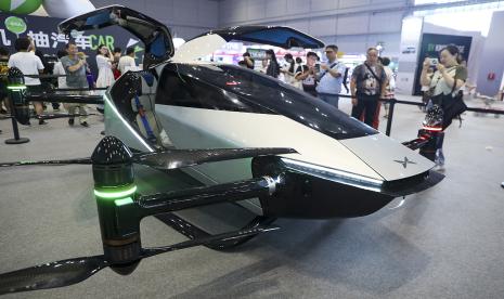 Pengunjung mengambil foto mobil terbang yang dikembangkan oleh Xpeng Aeroht, yang berafiliasi dengan produsen mobil Xpeng, di the China Intelligent Connected Vehicle Show and Automatic Driving Expo di Shanghai, 9 Agustus 2024. 